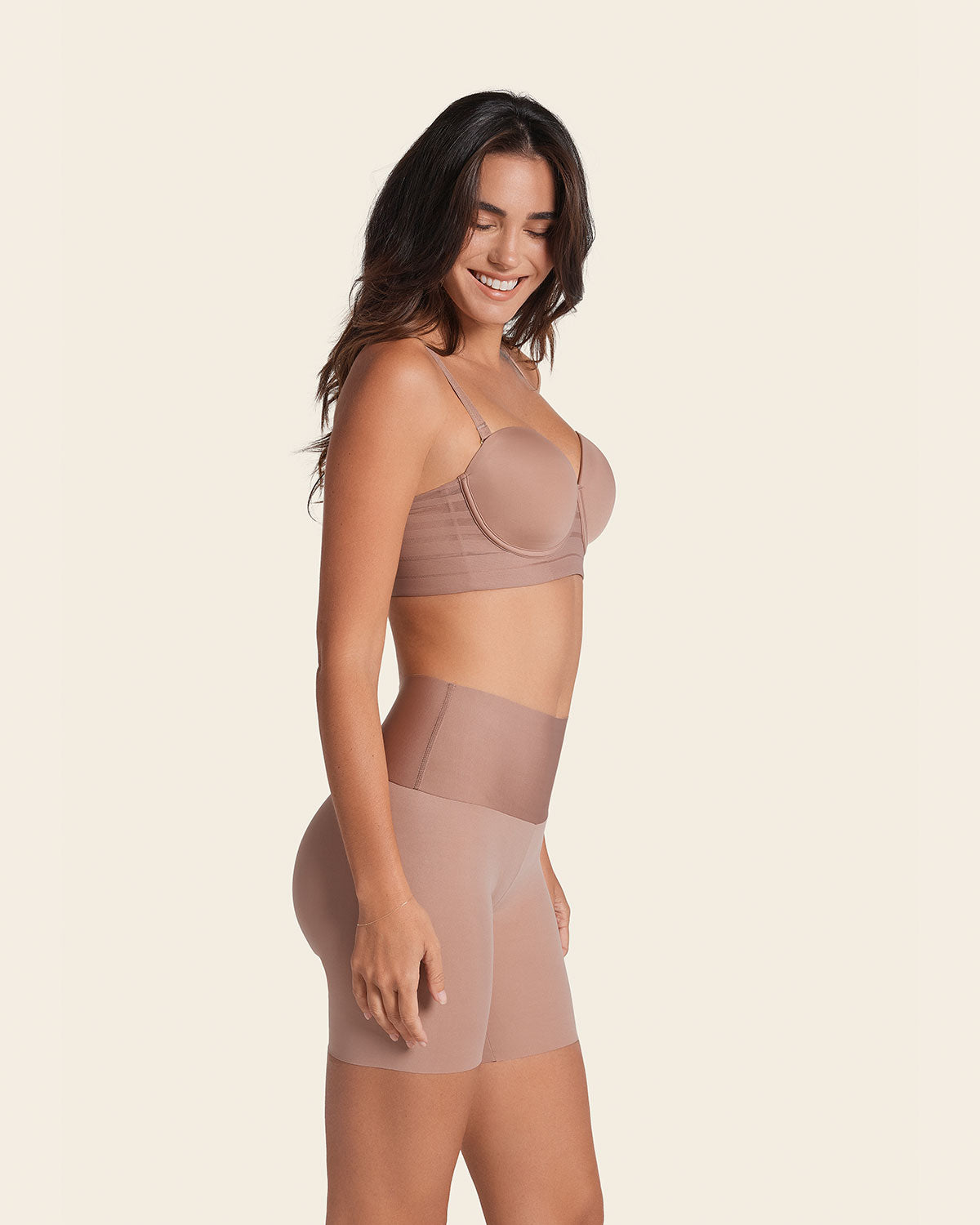 Short moldeador aspecto invisible con fajón antideslizante