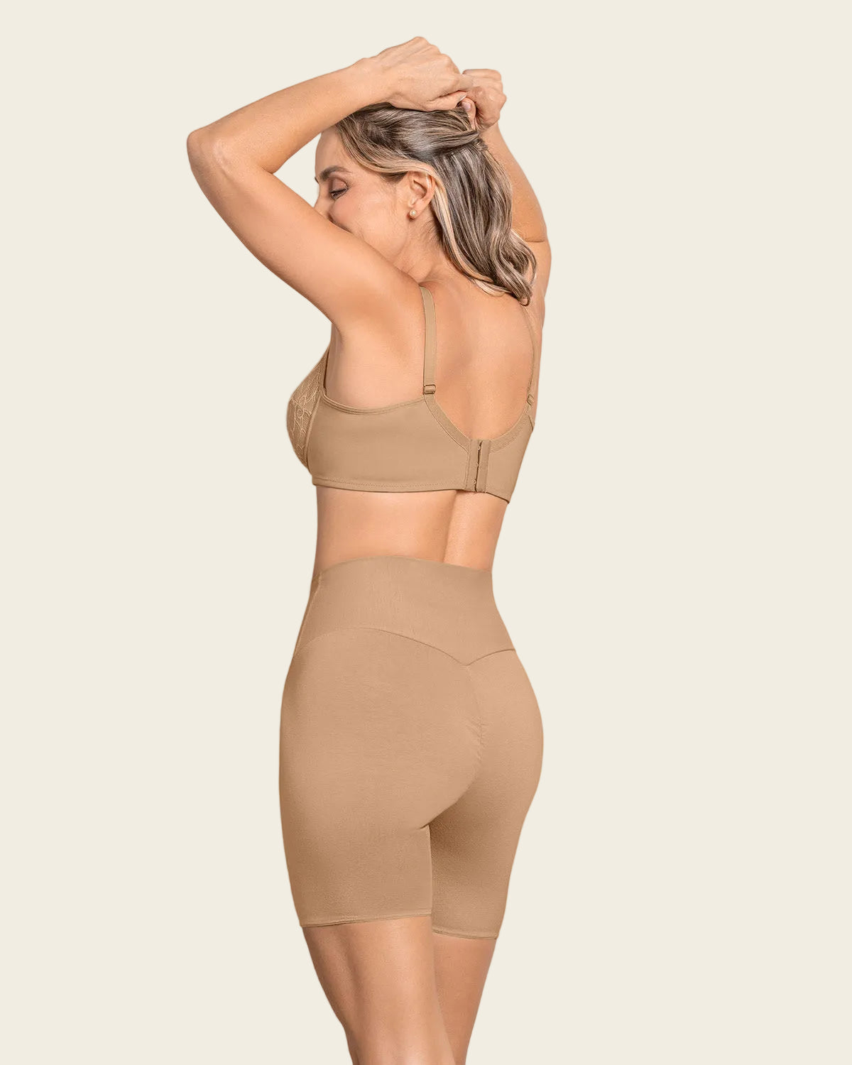 Sujetador triangular con copas en encaje y espalda en tela lisa