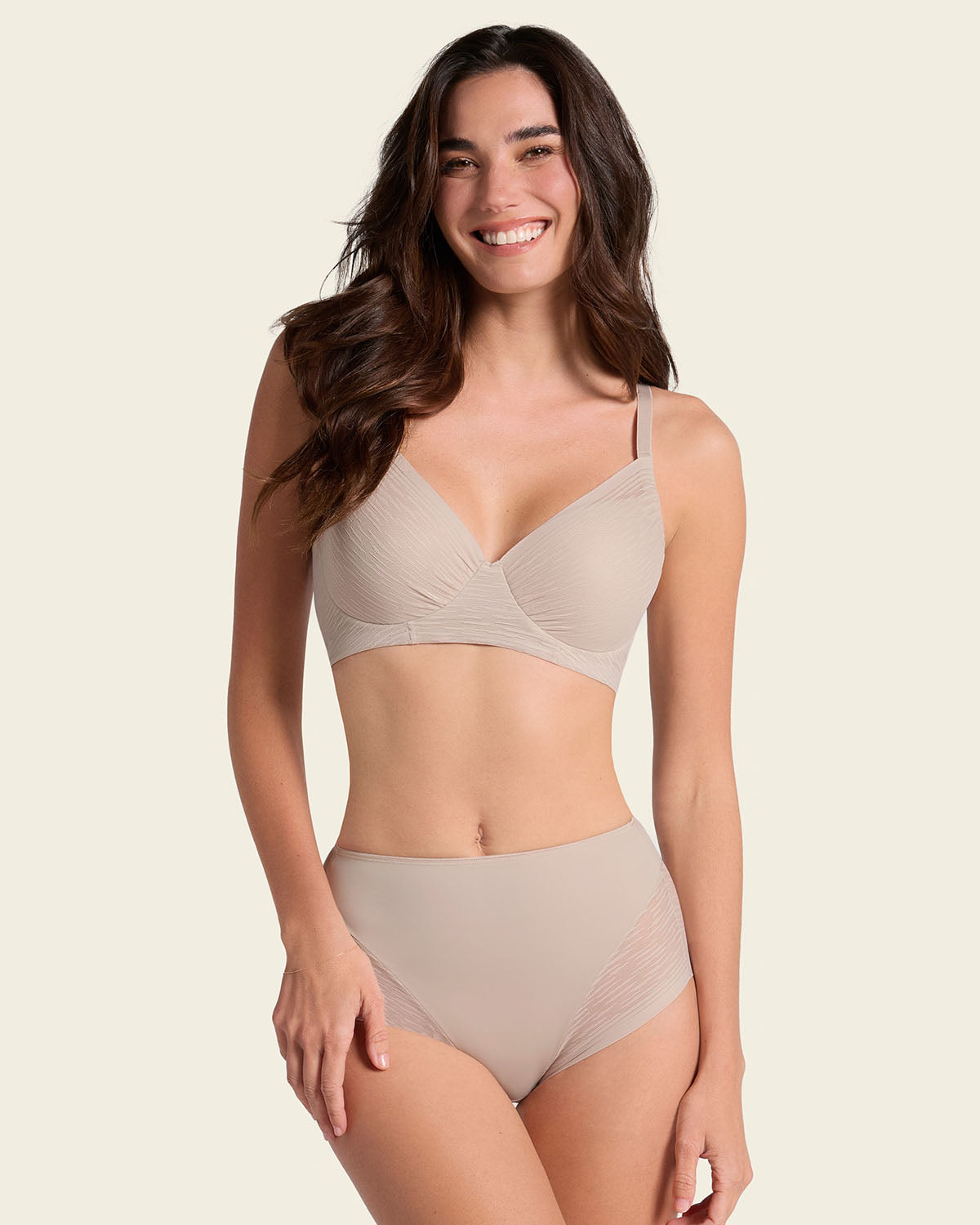 Braga faja clásica invisible con transparencias en glúteos y laterales