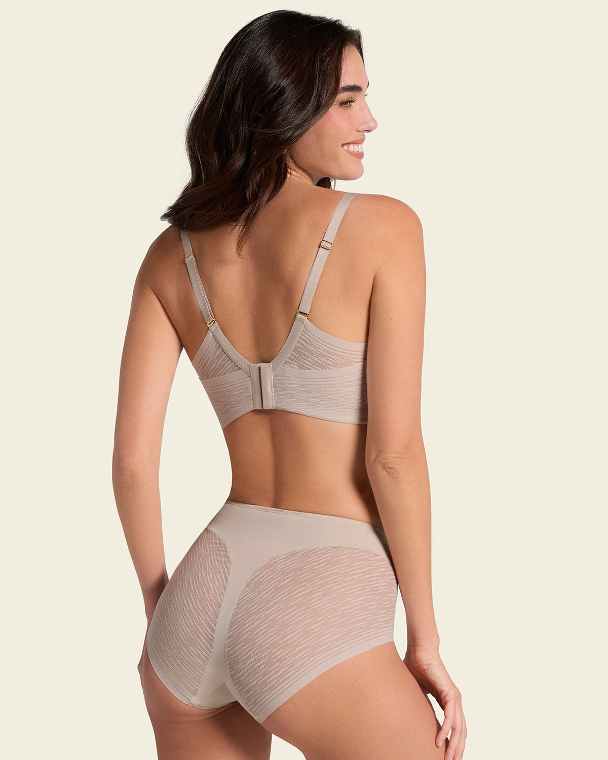 Braga faja clásica invisible con transparencias en glúteos y laterales