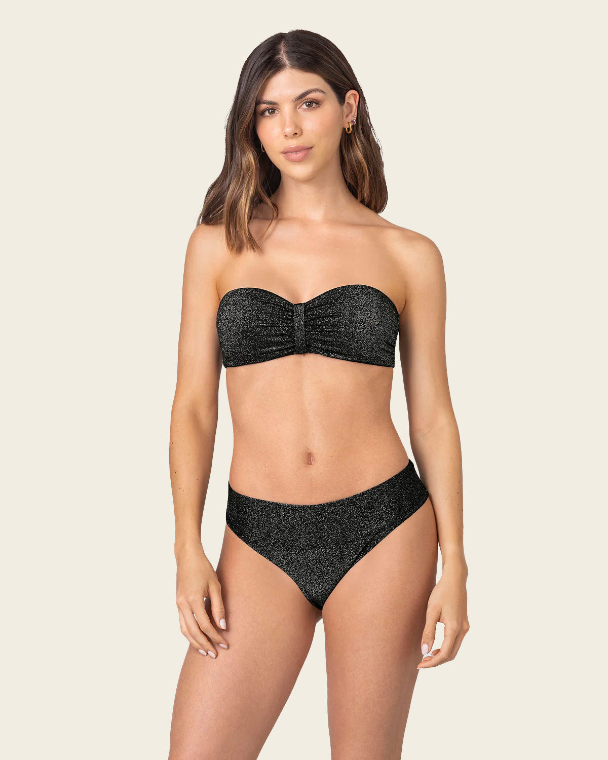 Bikini en tela brillante sin tirantes y braga de laterales anchos