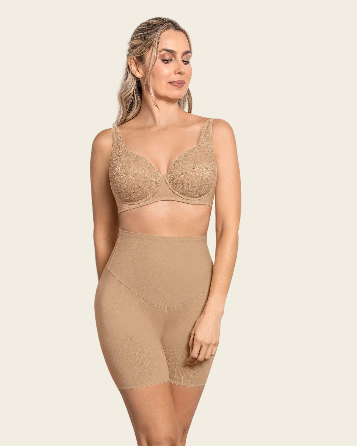 Sujetador triangular con copas en encaje y espalda en tela lisa